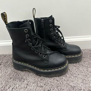 Dr. Martens Pisa Leather Jadon III